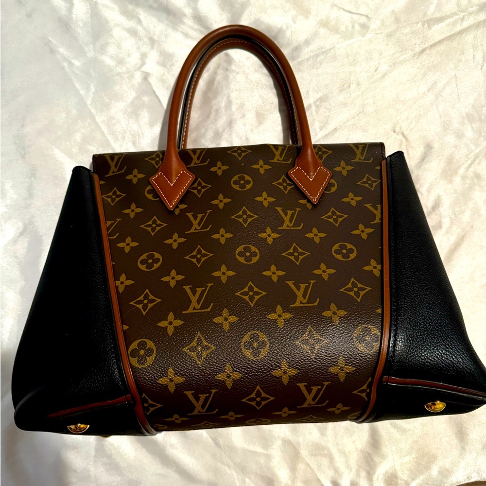 Louis Vuitton leather exclusive tote W bag size MG